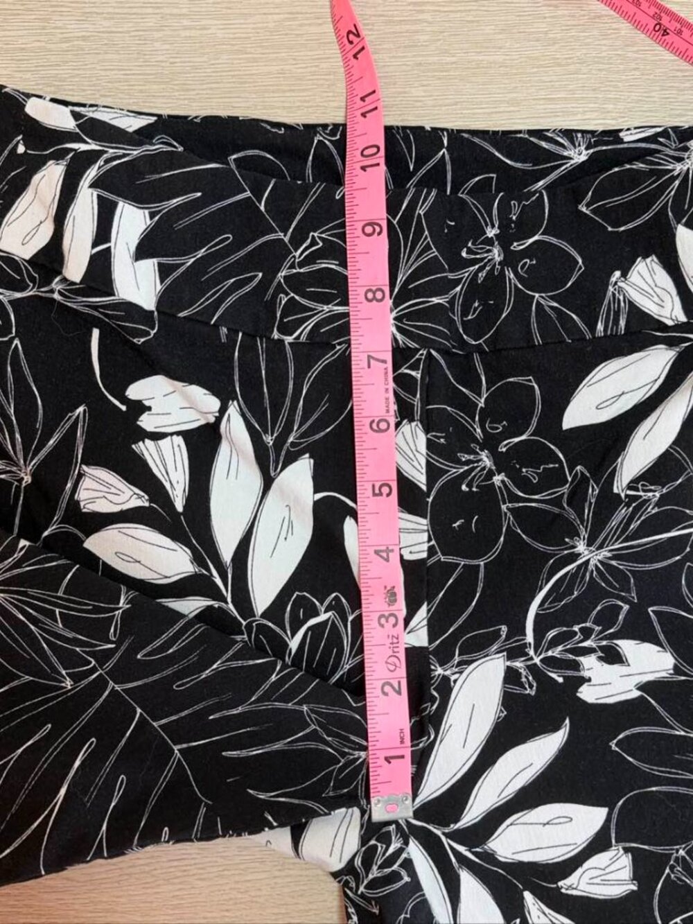 Tribal Black White Floral Capri Pants Size 6 Black/White - Picture 7 of 12